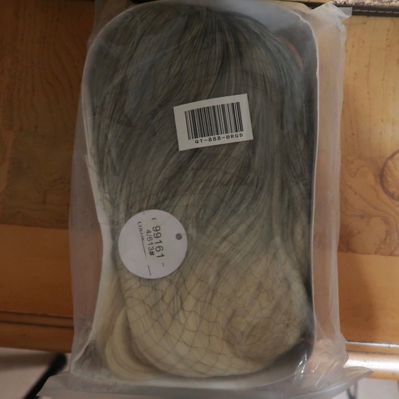 Synthetic Blonde “Blob” wig 💇🏼‍♀️ - Picture 6 of 7